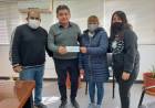 Deporte: Intendente departamental hace entrega de subsidio a escuela de futbol infantil.