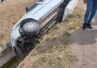 Catuna: Un auto cae a un canal por Ruta 31.