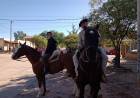 Cultivando la tradición: Fue a votar con su hija de a caballo.