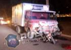 Un motociclista con serias lesiones por chocar con un camión estacionado