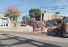 Construyó cocheras en la vereda y la municipalidad las demolió