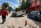 Automóvil volcó tras impactar contra un vehículo estacionado en el barrio Ermita