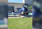 Un niño de dos años dio arranque a un automóvil y terminó colgando en una pileta 