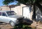 Un auto terminó incrustado en una casa y el conductor se dio a la fuga en Chepes