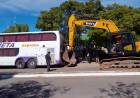 Chepes: un colectivo se hundió tras ceder el asfalto frente a Gendarmería