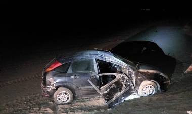 Conductor y su hijo resultaron ilesos luego de protagonizar espectacular vuelco.