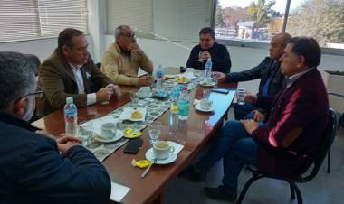 Chepes: Ministro de Agua y Energía evaluan medidas para afrontar la problemática hidrica.