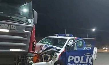 Chepes: Impactó móvil policial contra camion de empresa local, con tres heridos de consideración.