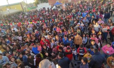 Chepes: Multitudinario acompañamiento en los festejos por el dia de las infancias en la plaza de los jovenes.
