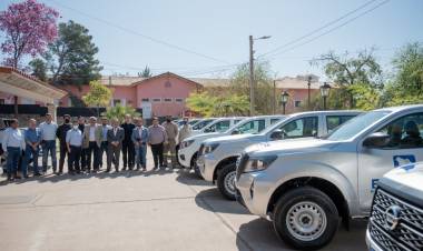 El Gobierno Provincial entregó nuevas camionetas a la empresa estatal EDELaR.