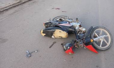 Chepes: Accidente de tránsito ocurrido entre moto y camionetas por calle Joaquín Víctor González.