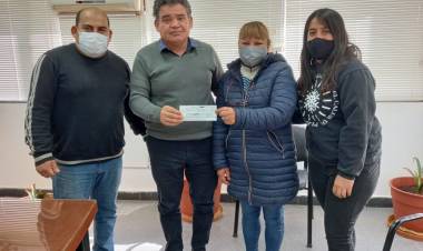 Deporte: Intendente departamental hace entrega de subsidio a escuela de futbol infantil.
