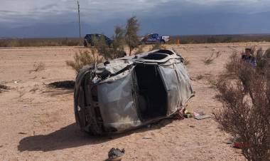 Automóvil volcó en Aimogasta sobre Ruta Provincial N° 9.