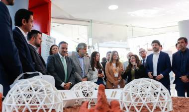 El Gobierno Provincial entregó 500 computadoras a docentes de nivel primario para reducir la brecha digital en las escuelas.