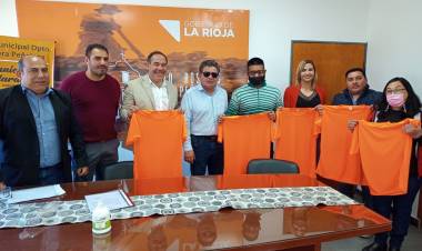 Acompañando al Deporte: Gobierno Municipal entrego camisetas a sede UNLaR Chepes.