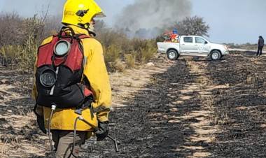 Nuevo incendio en los llanos riojanos, esta vez en cercanias a Desiderio Tello.
