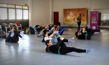 Salón de los Espejos: Gran Éxito en el taller de danza y acondicionamiento para bailarines.