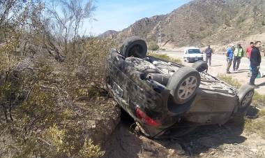 Aimogasta: tres ocupantes y menor de dos años volcaron en Ruta 9.