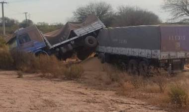 Conductor de camión con acoplado perdió el control y terminó en la banquina.