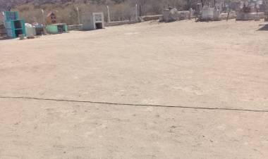 Villa Casana: limpieza y mantenimiento en el cementerio local.