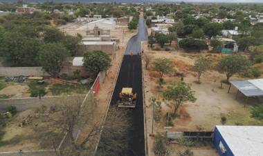 Quintela recorrió la obra de asfaltado y mejoramiento en barrio Virgen del Valle.