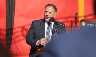 El gobernador anunció que se adelanta el pago del aumento salarial.