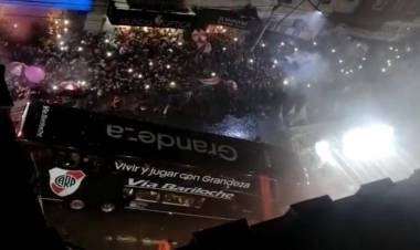 River Plate llegó a La Rioja y una multitud los recibió bajo la lluvia.