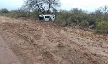 Ulapes: Volcó una camioneta por ruta nacional 79.