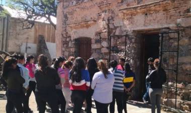 Villa Chepes: Alumnos del ISFD Rosario Vera Peñaloza visitan Museo de los Caudillos.