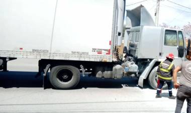 Bomberos Voluntarios de Chepes sofocaron incendio en un camión de helados.