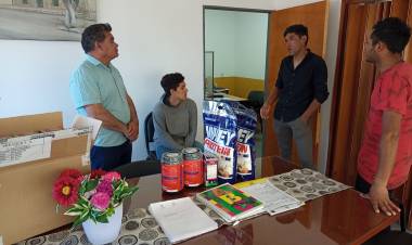 Doble Chepes: El gobierno municipal hizo entrega de suplementos vitaminicos a equipo de ciclistas departamental.