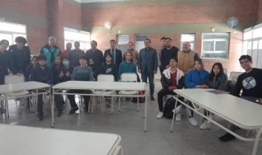 Chepes: El Dip. Godoy entrego Computadora en la E.P.E.T. N°1.