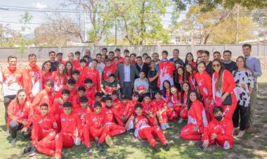 Quintela entregó indumentaria para 800 jóvenes que representarán a la Provincia en la instancia nacional de los Juegos Evita.