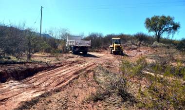 Ñoqueve: Trabajan en la mejora de los caminos del interior.