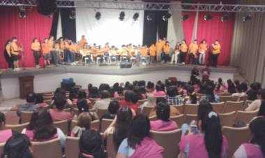 La orquesta "Enrique Angelelli" deleitó a los chepeños con su variado repertorio.