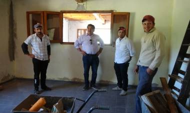 El Intendente Departamental mantuvo reunion de trabajo en chelcos y villa casana.