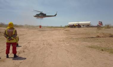 El viento no cesa y se continúa con trabajos de extinción del fuego en cerro de Chepes.