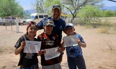 El más emocionante reconocimiento chicos de El Barrial entregan presente a personal de defensa civil.
