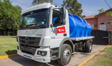 El Gobierno Provincial entrega camiones cisternas a los municipios para afrontar la sequía.
