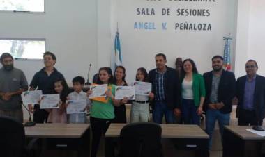 Concejo Deliberante: Entrega reconocimiento a la Academia de Danzas Vi Dance.