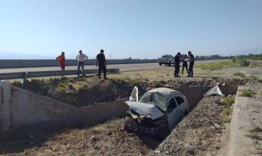 Chilecito: Conductor ebrio con un niño a bordo en un vehículo chocó y terminó en una alcantarilla.