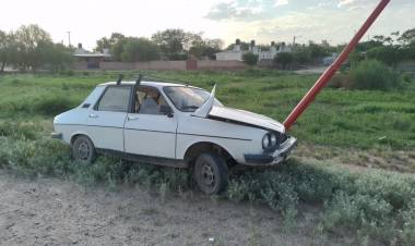 Conductor chocó contra un poste de alumbrado público sobre Ruta Nacional N°77.