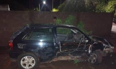 Conductor chocó contra un poste y dejó sin luz a los vecinos en Olta.