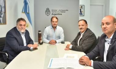 Reunión con Maggiotti: El gobernador Quintela anunció la financiación de 458 nuevas viviendas para toda la provincia.