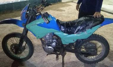 Chepes: Motociclista en estado de ebriedad perdió el control del rodado y cayó pesadamente al asfalto.