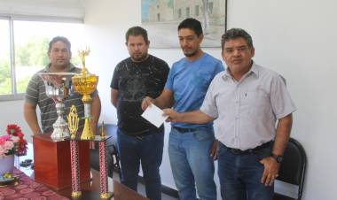 Sur Departamental: Recopa de Campeones: Municipio entrego trofeos y subsidio economico a Comision Directiva.