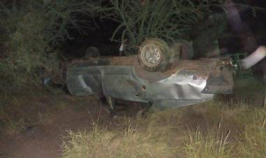 La Rioja: Viajaban en un Dodge 1500, volcaron y tres personas terminaron en el hospital.