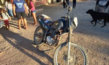 Chepes: Con alcoholemia positiva, motociclista impacta con moto estacionada.