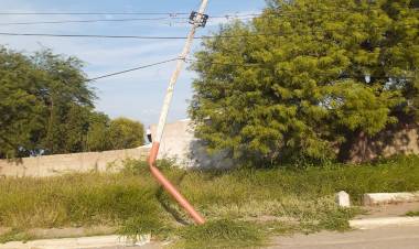 Ulapes: Una camioneta chocó contra un poste de luz.