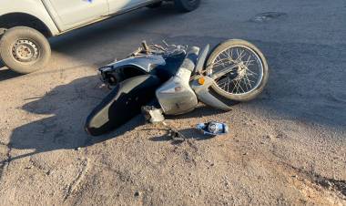 Milagro: Un menor que manejaba una moto choca contra una camioneta en el barrio Hospital.